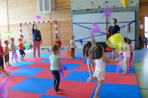 Une activité cirque pour les maternelles de Grazac