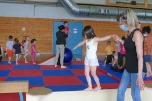 Une activité cirque pour les maternelles de Grazac