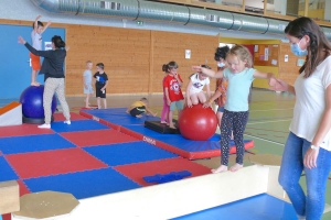 Une activité cirque pour les maternelles de Grazac