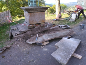 Queyrières : deux croix en cours de restauration dans le bourg