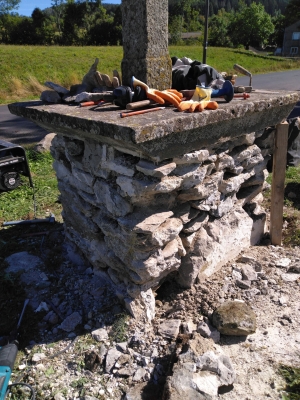 Queyrières : deux croix en cours de restauration dans le bourg