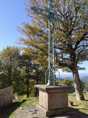 Queyrières : deux croix en cours de restauration dans le bourg