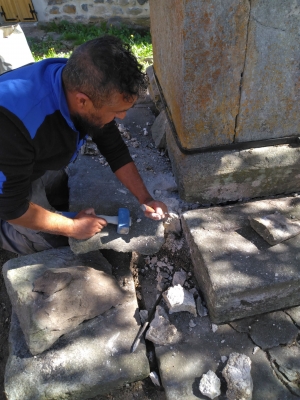 Queyrières : deux croix en cours de restauration dans le bourg