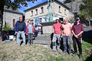 Queyrières : deux croix en cours de restauration dans le bourg