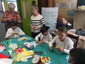 Les écoliers de Grazac font des décorations pour le Tour de France