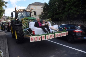 Monistrol-sur-Loire : un convoi nuptial en tracteur pour Séverine et Christophe