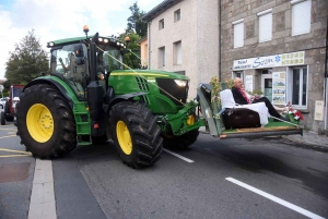 Monistrol-sur-Loire : un convoi nuptial en tracteur pour Séverine et Christophe