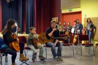 Marjorie et son fils réunis dans un même goût pour la guitare.