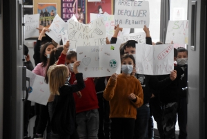 Monistrol-sur-Loire : le dialogue entre des comédiens en résidence et des écoliers