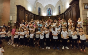 Concert de chansons gospel par les enfants de l&#039;école Saint-Joseph à Montfaucon-en-Velay