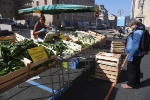 Le service est assuré par les vendeurs pour éviter de toucher les produits