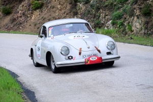 Dunières : les passionnés de voitures anciennes aux anges avec le Tour Auto