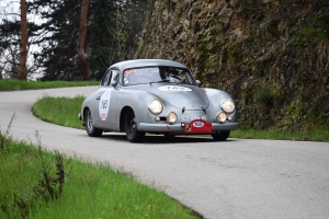 Dunières : les passionnés de voitures anciennes aux anges avec le Tour Auto