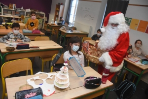 Yssingeaux : passage surprise du Père Noël dans les classes à l&#039;école Saint-Gabriel