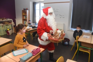 Yssingeaux : passage surprise du Père Noël dans les classes à l&#039;école Saint-Gabriel