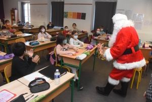 Yssingeaux : passage surprise du Père Noël dans les classes à l&#039;école Saint-Gabriel