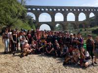 Photo souvenir pour les 6e devant le Pont du Gard.