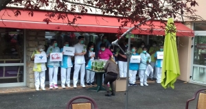 Beauzac : des muguets remis aux salariés du foyer Bon Secours