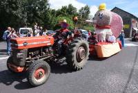 Araules : le défilé de &quot;Recharinges&quot; rejoue la caravane du Tour de France