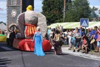 Araules : le défilé de &quot;Recharinges&quot; rejoue la caravane du Tour de France