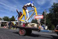 Araules : le défilé de &quot;Recharinges&quot; rejoue la caravane du Tour de France