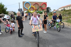 Saint-André-de-Chalencon : sept chars olympiques défilent dans le village (vidéo)