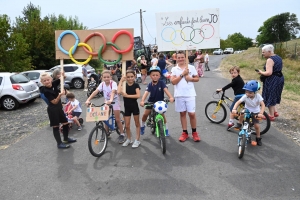 Saint-André-de-Chalencon : sept chars olympiques défilent dans le village (vidéo)