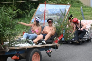 Saint-André-de-Chalencon : sept chars olympiques défilent dans le village (vidéo)