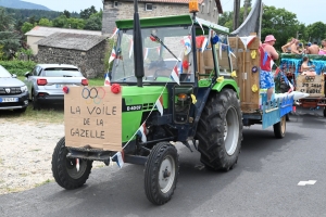 Saint-André-de-Chalencon : sept chars olympiques défilent dans le village (vidéo)