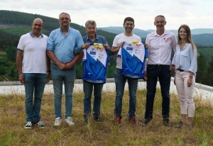 Saint-Bonnet-le-Froid : Régis et Jacques Marcon habillés aux couleurs de la Sap&#039;Auvergne