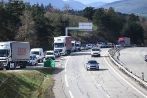 Les grévistes bloquent un rond-point à Monistrol pour protester contre la réforme des retraites