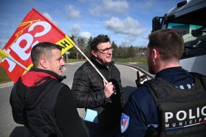 Les grévistes bloquent un rond-point à Monistrol pour protester contre la réforme des retraites