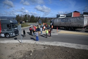 Les grévistes bloquent un rond-point à Monistrol pour protester contre la réforme des retraites