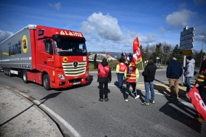 Les grévistes bloquent un rond-point à Monistrol pour protester contre la réforme des retraites