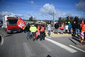 Les grévistes bloquent un rond-point à Monistrol pour protester contre la réforme des retraites