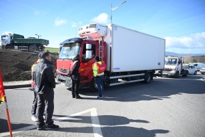 Les grévistes bloquent un rond-point à Monistrol pour protester contre la réforme des retraites