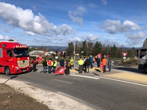 Les grévistes bloquent un rond-point à Monistrol pour protester contre la réforme des retraites