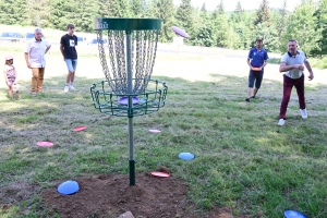 Le disc-golf, une nouvelle activité à faire cet été au chalet de Raffy à Queyrières