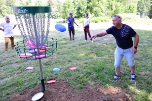 Le disc-golf, une nouvelle activité à faire cet été au chalet de Raffy à Queyrières