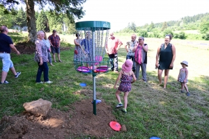 Le disc-golf, une nouvelle activité à faire cet été au chalet de Raffy à Queyrières