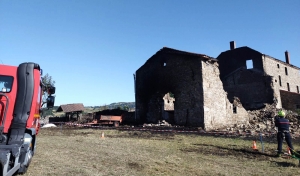 Une grange détruite dans un incendie, le propriétaire porté disparu