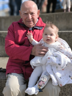 Le doyen Maurice, 86 ans et la petite dernière, Ozlem, 6 mois. Crédit DR