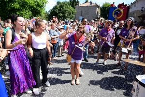 Une marée humaine à Lapte pour le défilé des classards (photos + vidéo)