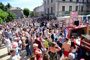 Une marée humaine à Lapte pour le défilé des classards (photos + vidéo)