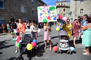 Une marée humaine à Lapte pour le défilé des classards (photos + vidéo)