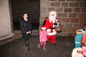 Les Estables : le Père Noël pris d&#039;assaut à son arrivée sur le toit de la Haute-Loire