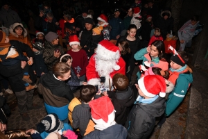 Les Estables : le Père Noël pris d&#039;assaut à son arrivée sur le toit de la Haute-Loire