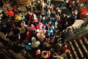 Les Estables : le Père Noël pris d&#039;assaut à son arrivée sur le toit de la Haute-Loire