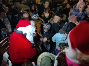 Les Estables : le Père Noël pris d&#039;assaut à son arrivée sur le toit de la Haute-Loire