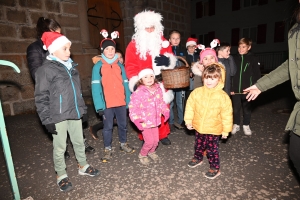 Les Estables : le Père Noël pris d&#039;assaut à son arrivée sur le toit de la Haute-Loire